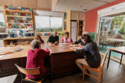Réunion autour de la grande table Les Établies, réunion autour de la grande table